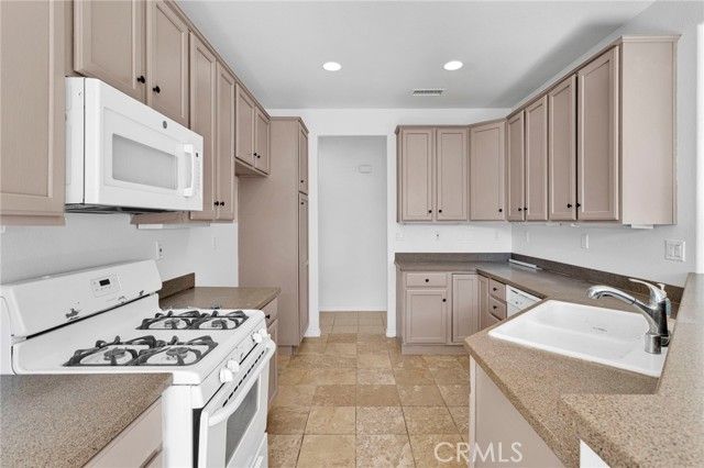 11843 Desert Glen, Adelanto, CA 92301