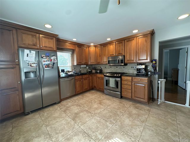 15 Barlow Avenue 2, Glen Cove, NY 11542