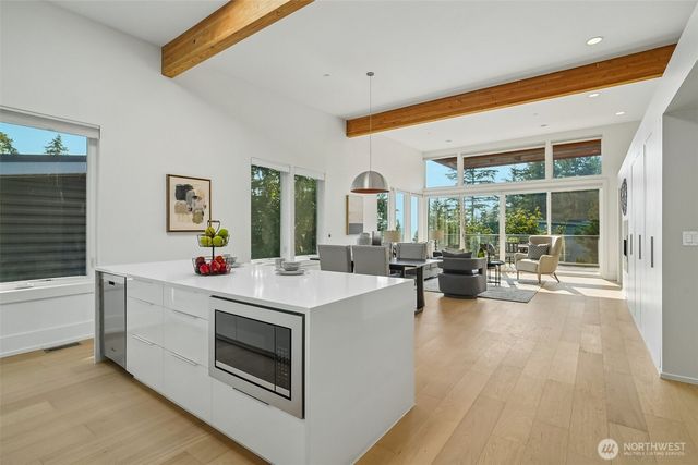 1522 211th Place NE, Sammamish, WA 98074