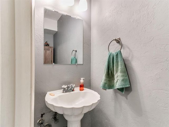 2501 N Weatherford Drive, Norman, OK 73071