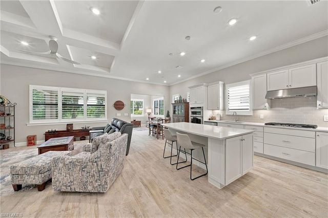 9724 Everglades DR, Naples, FL 34120
