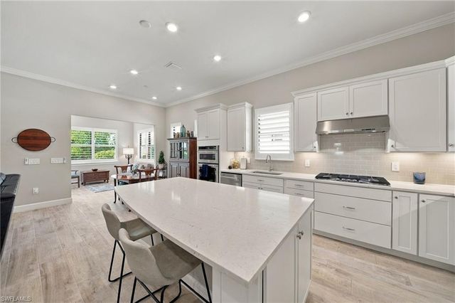 9724 Everglades DR, Naples, FL 34120