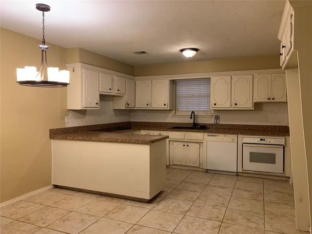 320 S Ranchwood Manor Drive, Oklahoma City, OK 73139