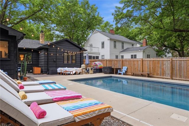 1506 University Drive, Lawrence, KS 66044
