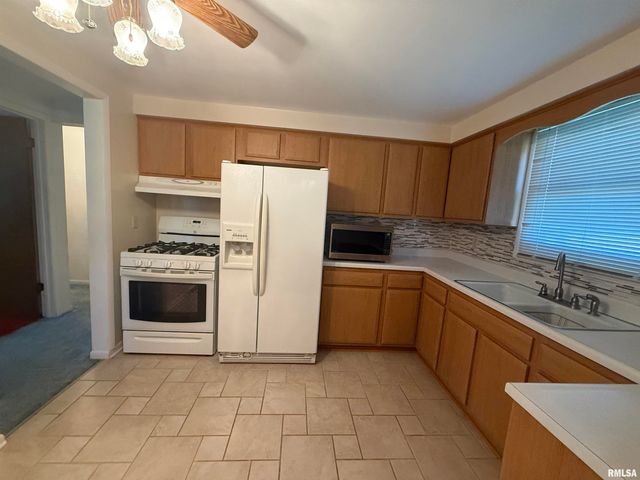 1007 SPRING BAY Road, East Peoria, IL 61611