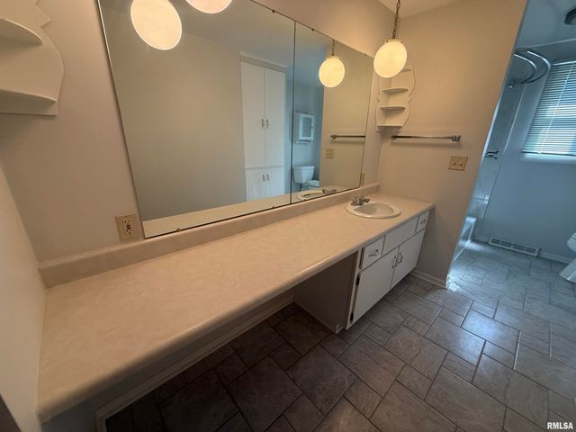 1007 SPRING BAY Road, East Peoria, IL 61611