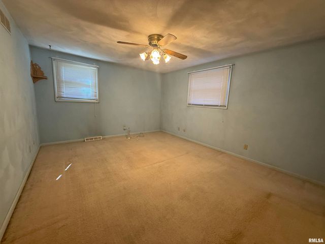 1007 SPRING BAY Road, East Peoria, IL 61611