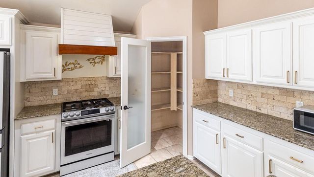 808 Canyon Drive, Yukon, OK 73099