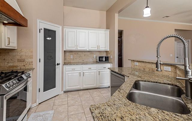 808 Canyon Drive, Yukon, OK 73099