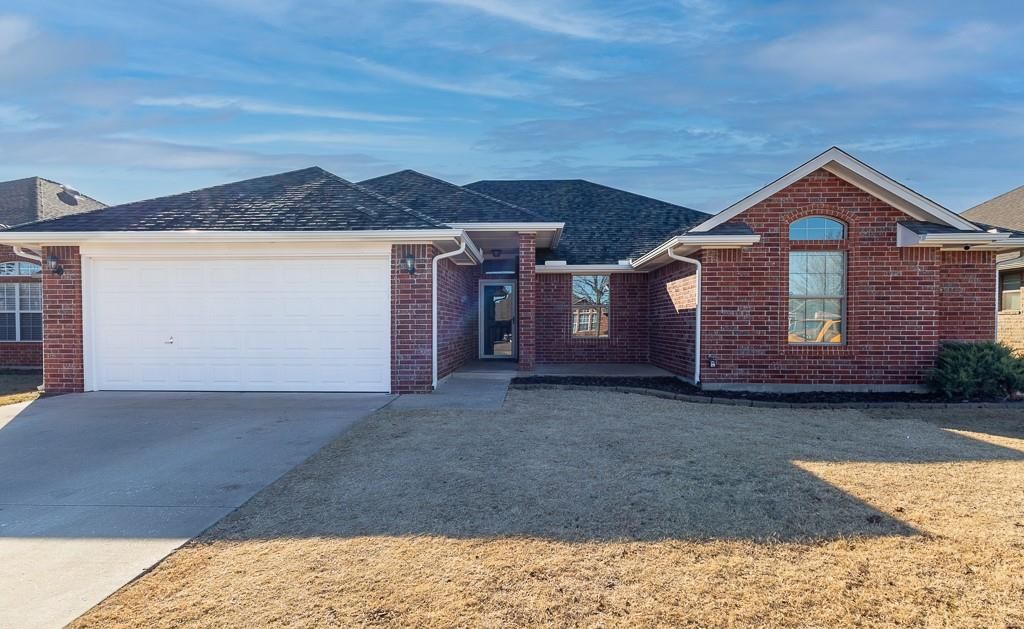 Image 2 of property listing at 808 Canyon Drive, Yukon, OK 73099