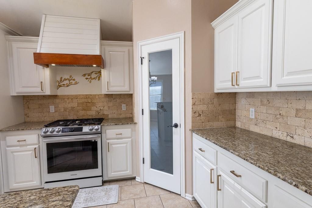 Image 12 of property listing at 808 Canyon Drive, Yukon, OK 73099
