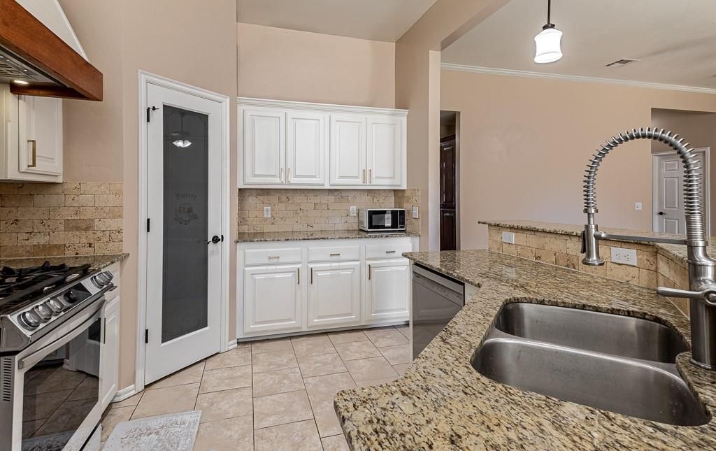 Image 17 of property listing at 808 Canyon Drive, Yukon, OK 73099