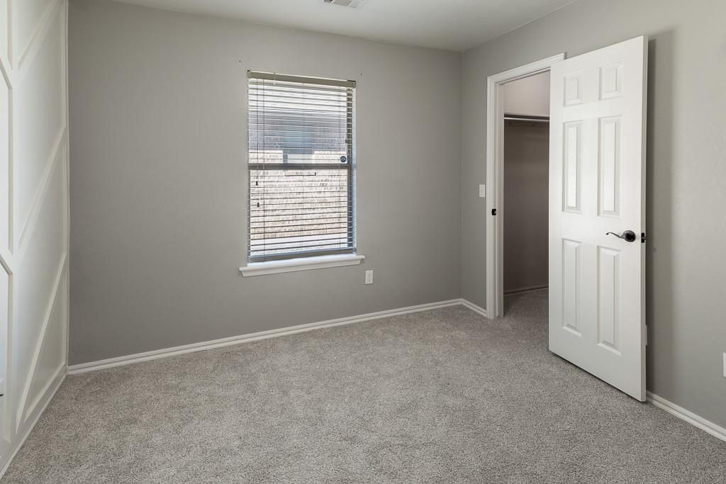 Image 19 of property listing at 808 Canyon Drive, Yukon, OK 73099