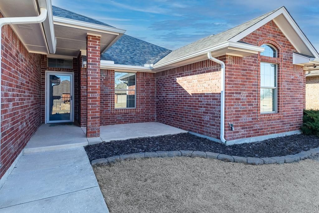 Image 3 of property listing at 808 Canyon Drive, Yukon, OK 73099