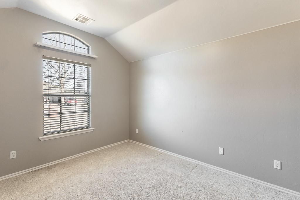 Image 21 of property listing at 808 Canyon Drive, Yukon, OK 73099