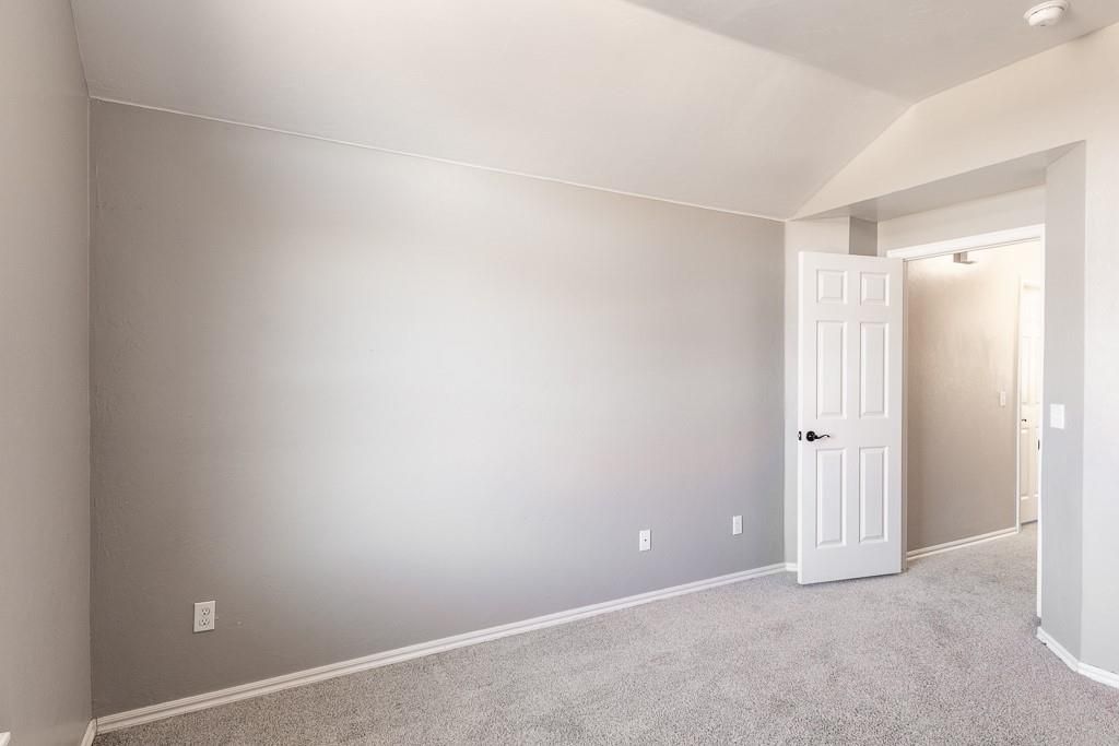 Image 22 of property listing at 808 Canyon Drive, Yukon, OK 73099