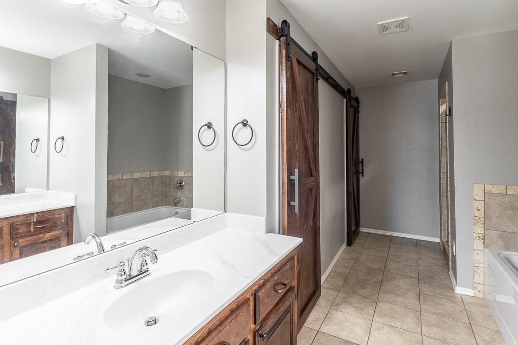 Image 26 of property listing at 808 Canyon Drive, Yukon, OK 73099