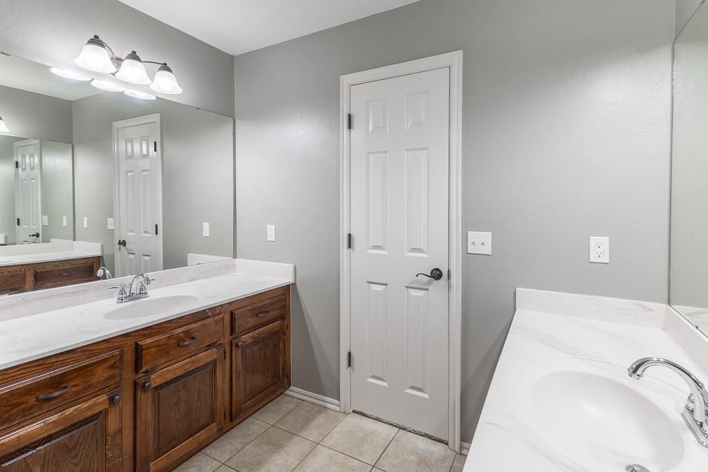 Image 27 of property listing at 808 Canyon Drive, Yukon, OK 73099