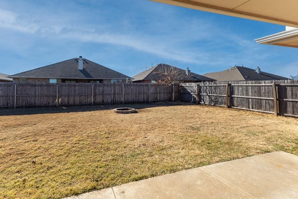 Image 33 of property listing at 808 Canyon Drive, Yukon, OK 73099