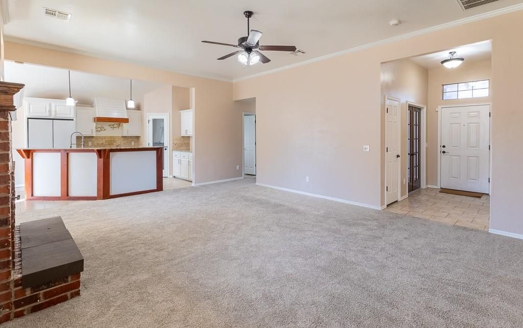 Image 10 of property listing at 808 Canyon Drive, Yukon, OK 73099