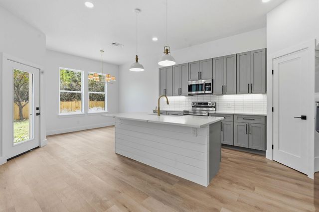 13 Country Place DR, Wimberley, TX 78676