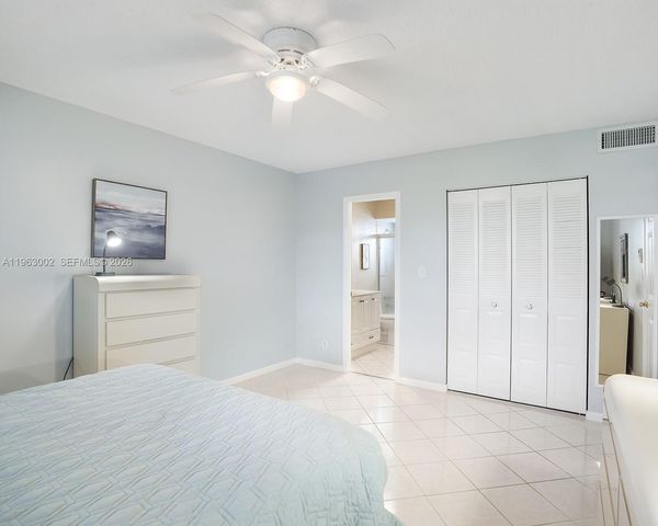 4805 NW 35th Street 506, Lauderdale Lakes, FL 33319
