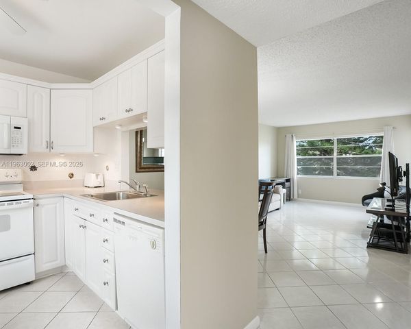 4805 NW 35th Street 506, Lauderdale Lakes, FL 33319