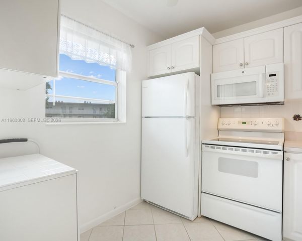 4805 NW 35th Street 506, Lauderdale Lakes, FL 33319