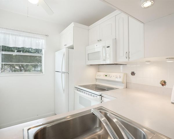 4805 NW 35th Street 506, Lauderdale Lakes, FL 33319
