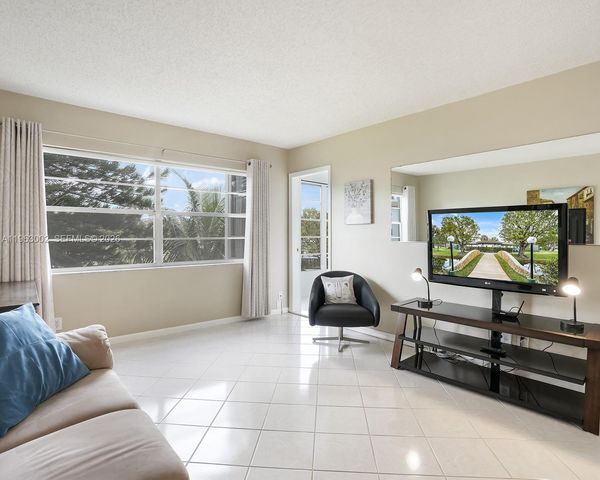 4805 NW 35th Street 506, Lauderdale Lakes, FL 33319