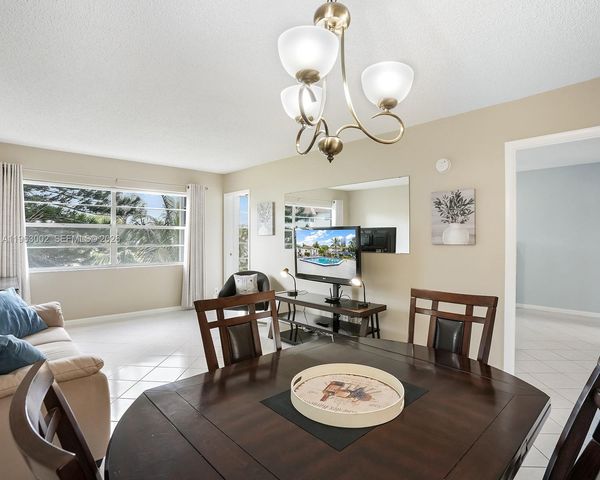 4805 NW 35th Street 506, Lauderdale Lakes, FL 33319
