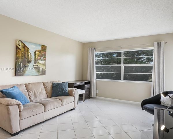 4805 NW 35th Street 506, Lauderdale Lakes, FL 33319