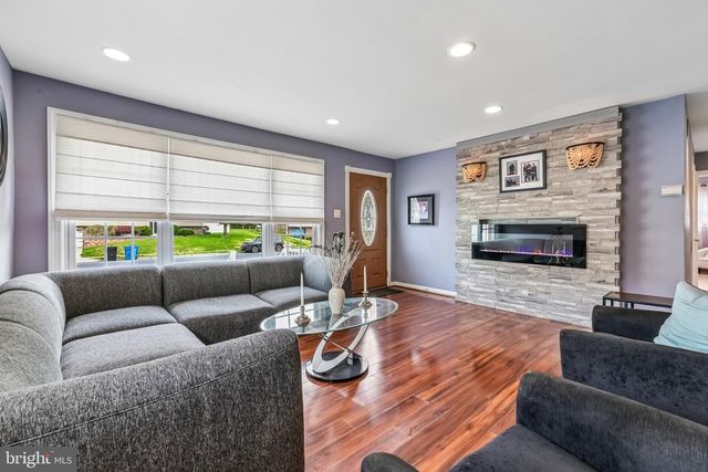 19 BARCLAY DRIVE, Turnersville, NJ 08012