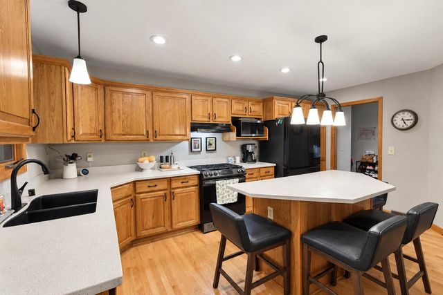 11920 W Whitaker AVENUE, Greenfield, WI 53228