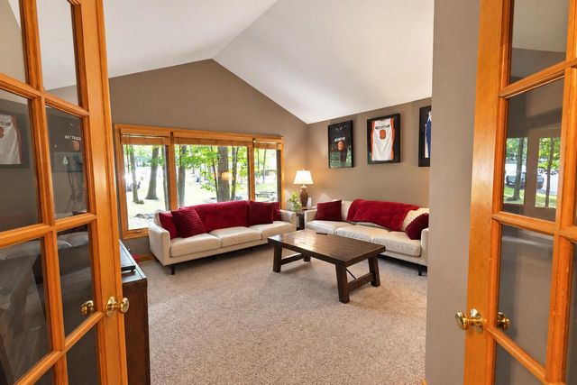 11920 W Whitaker AVENUE, Greenfield, WI 53228