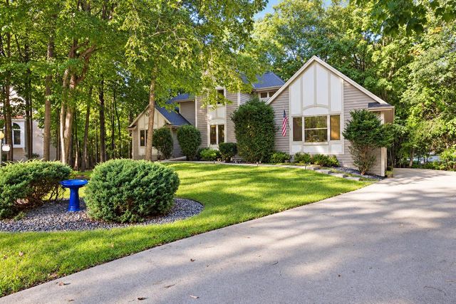 11920 W Whitaker AVENUE, Greenfield, WI 53228