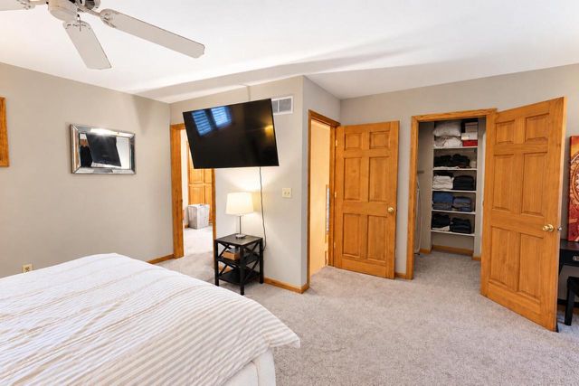 11920 W Whitaker AVENUE, Greenfield, WI 53228