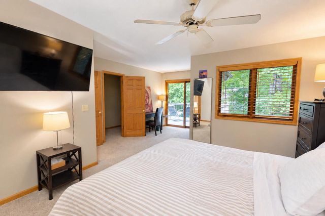 11920 W Whitaker AVENUE, Greenfield, WI 53228