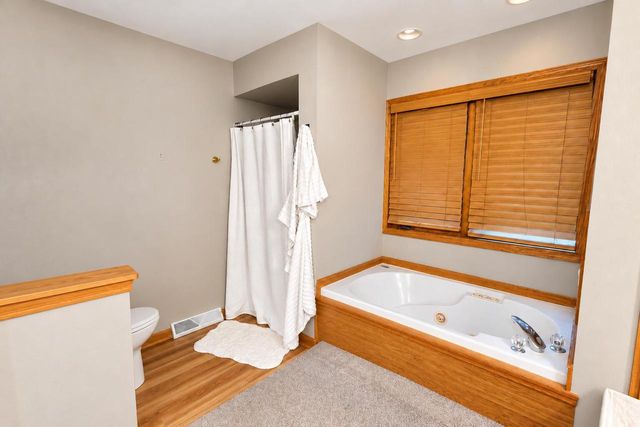 11920 W Whitaker AVENUE, Greenfield, WI 53228