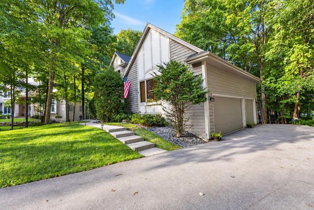 11920 W Whitaker AVENUE, Greenfield, WI 53228