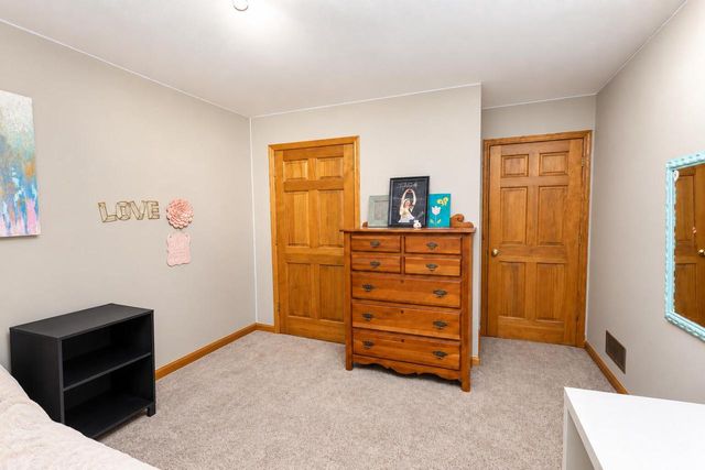 11920 W Whitaker AVENUE, Greenfield, WI 53228