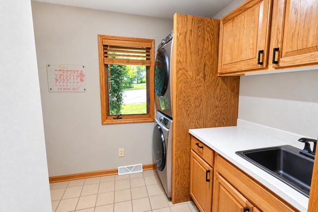11920 W Whitaker AVENUE, Greenfield, WI 53228