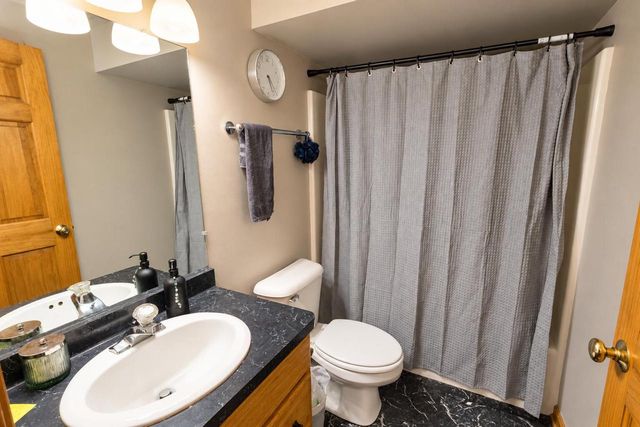 11920 W Whitaker AVENUE, Greenfield, WI 53228