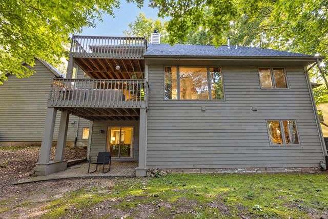 11920 W Whitaker AVENUE, Greenfield, WI 53228