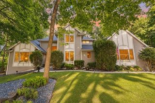 11920 W Whitaker AVENUE, Greenfield, WI 53228