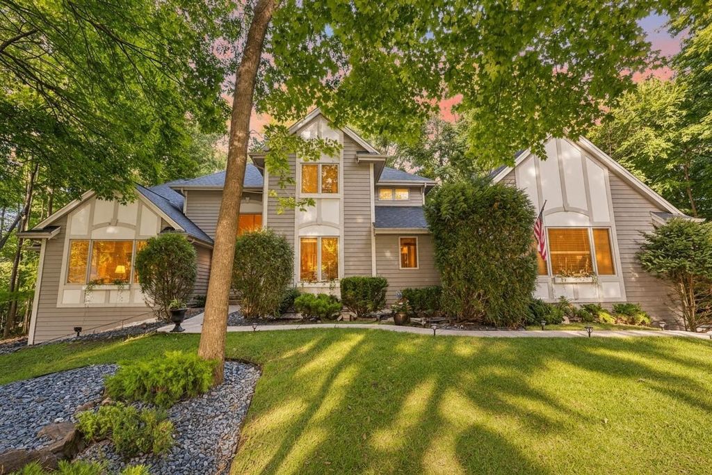 11920 W Whitaker AVENUE, Greenfield, WI 53228