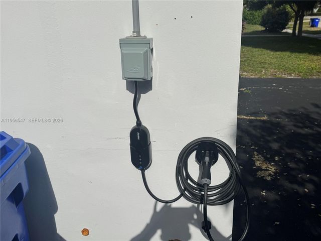 575 NE 179th Dr, North Miami Beach, FL 33162