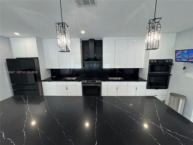 575 NE 179th Dr, North Miami Beach, FL 33162