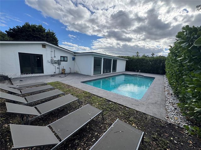 575 NE 179th Dr, North Miami Beach, FL 33162