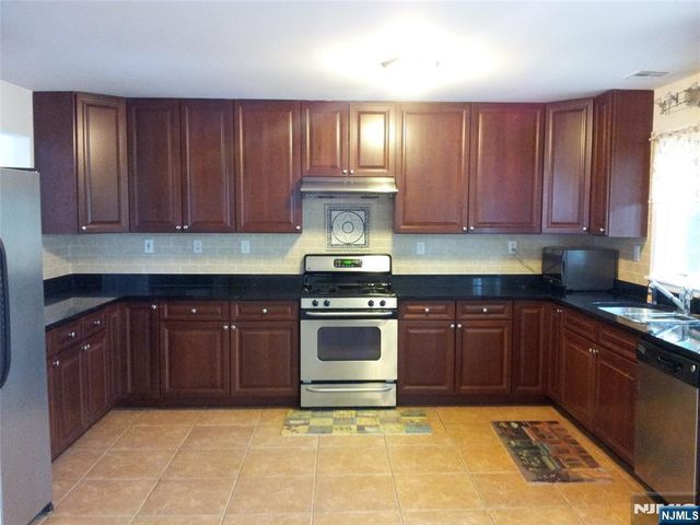 229 Crescent Lane CO229, Cliffside Park, NJ 07010